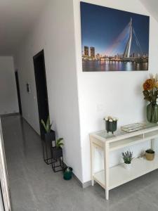 a white room with a table and a picture of a bridge at VILLA NAYELI Luxury and Simplicity in Órgãos