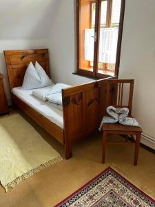 Tempat tidur dalam kamar di Charmantes Ferienhaus in bester Lage