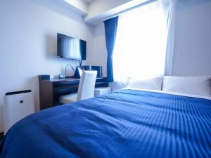 Postel nebo postele na pokoji v ubytování HOTEL LiVEMAX Tokyo Shiomi Ekimae