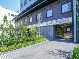 a building with a sign that reads hotel lekkerkas at HOTEL LiVEMAX Tokyo Shiomi Ekimae in Tokyo