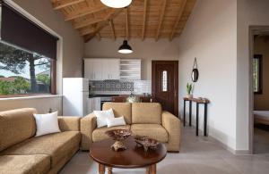Sala de estar con 2 sofás y mesa en Athos View - Golden Fig Sykia lodge en Paralia Sikias