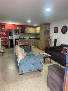 salon z kanapą i kuchnią w obiekcie Villa Chela, Hermosa casa de descanso, Venecia Antioquia w mieście Venecia