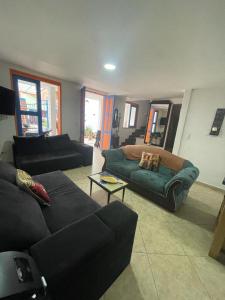 salon z 2 kanapami i kanapą w obiekcie Villa Chela, Hermosa casa de descanso, Venecia Antioquia w mieście Venecia