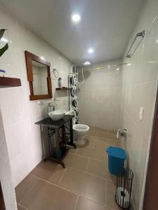 ein Bad mit einem Waschbecken und einem WC in der Unterkunft Villa Chela, Hermosa casa de descanso, Venecia Antioquia in Venecia