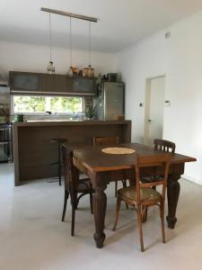 Η κουζίνα ή μικρή κουζίνα στο Casona alegre con pileta y patio