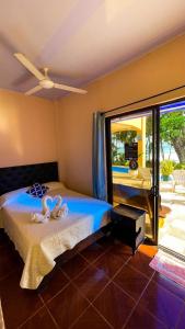 ein Schlafzimmer mit einem Bett mit zwei ausgestopften Tieren darauf in der Unterkunft Hotel Beachfront Vista Hermosa in Jacó