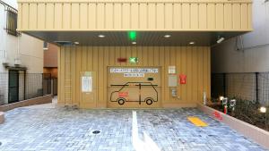 un edificio con una puerta con un coche en él en Toyoko Inn Nihombashi Bakurocho, en Tokio