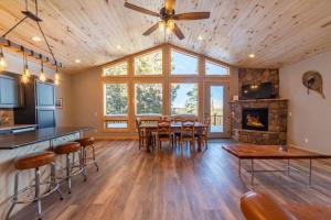 Foto sihtkohas Fairplay asuva majutusasutuse Beautiful New Construction Home with Great Views and Pool Table - Silverheels Chalet galeriist