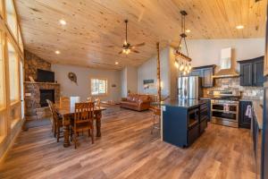 Köök või kööginurk majutusasutuses Beautiful New Construction Home with Great Views and Pool Table - Silverheels Chalet