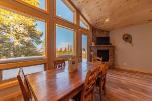 Televiisor ja/või meelelahutuskeskus majutusasutuses Beautiful New Construction Home with Great Views and Pool Table - Silverheels Chalet