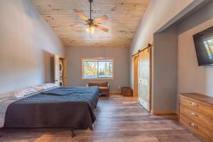 Voodi või voodid majutusasutuse Beautiful New Construction Home with Great Views and Pool Table - Silverheels Chalet toas