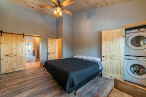 Voodi või voodid majutusasutuse Beautiful New Construction Home with Great Views and Pool Table - Silverheels Chalet toas