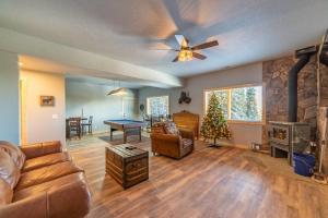 Istumisnurk majutusasutuses Beautiful New Construction Home with Great Views and Pool Table - Silverheels Chalet