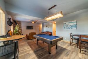 Piljardilaud majutusasutuses Beautiful New Construction Home with Great Views and Pool Table - Silverheels Chalet