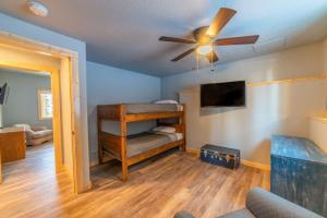 Voodi või voodid majutusasutuse Beautiful New Construction Home with Great Views and Pool Table - Silverheels Chalet toas