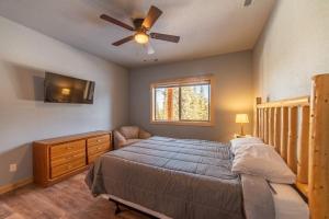 Voodi või voodid majutusasutuse Beautiful New Construction Home with Great Views and Pool Table - Silverheels Chalet toas