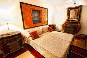 
Een bed of bedden in een kamer bij Hotel Rural Casa Lugo
