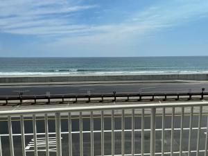 una vista sull'oceano dal balcone di una spiaggia di OC North Beach ocean front condo with spectacular views a Hampton Beach