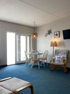 un soggiorno con tavolo e sedie di OC North Beach ocean front condo with spectacular views a Hampton Beach