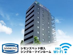 岐阜市にあるホテルリブマックス岐阜駅前の前に看板がある高い建物