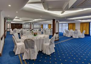 Restaurace v ubytování The Heron By Sarovar Portico India + 37 fotografií