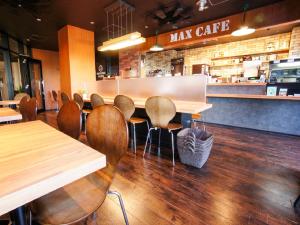 Area lounge atau bar di HOTEL LiVEMAX Gifu Hashima Ekimae