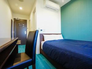 Postel nebo postele na pokoji v ubytování HOTEL LiVEMAX Gifu Hashima Ekimae