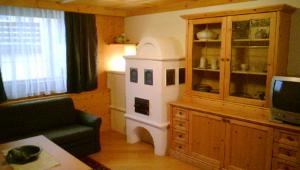salon z białym piecem w pokoju w obiekcie Campiglio Trilocale Dolomiti w Madonna di Campiglio