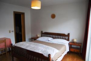 マドンナ・ディ・カンピリオにあるCampiglio Trilocale Cima Tosaのベッドルーム1室(大型ベッド1台、ナイトスタンド2台付)