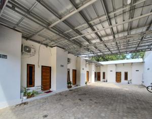 a large empty room with a large ceiling at RedDoorz Syariah at Labuhan Maringgai Lampung in Mataram-baru