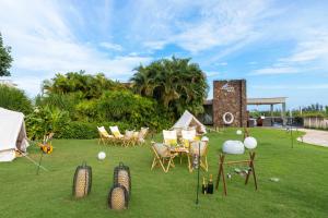 um relvado com uma mesa e cadeiras e uma tenda em Shangri-La Sanya em Sanya