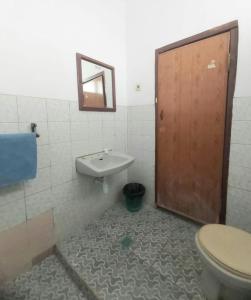Koupelna v ubytování Sentosa Hotel & Restaurant - tersertifikasi CHSE dari Kementerian Pariwisata dan Ekonomi Kreatif