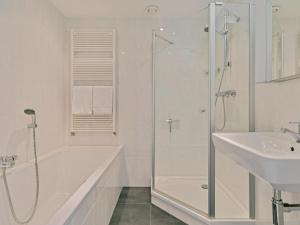 Ένα μπάνιο στο Holiday Home near Veerse Meer with Sauna +32 φωτογραφίες