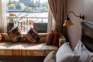سالا أرون في بانكوك: غرفة معيشة مع أريكة ونافذة