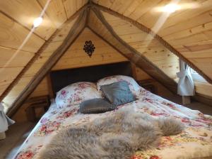 Postel nebo postele na pokoji v ubytování Bieszczadzka Chatka- domek góralski