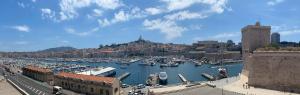 un port rempli de nombreux bateaux dans une ville dans l'établissement appart cosy près gare, vieux port, MARSEILLE by Sam, à Marseille
