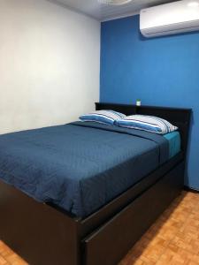 Un pat sau paturi într-o cameră la Comodo Departamento full equipado con cocina, TV 80p, wifi 150mbs, etc