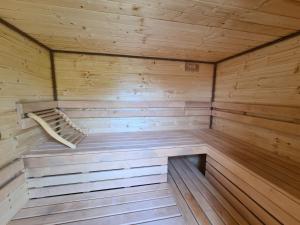 a wooden sauna with a bench in the middle at Sudecka Ostoja z Balią i Sauną in Lubawka