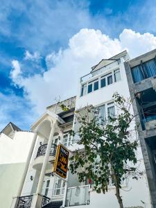 大叻的住宿－Hà thu house，前面有标志的白色建筑