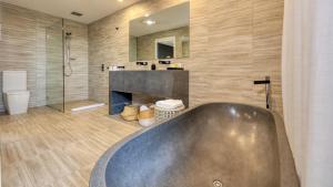 Bilik mandi di Blue Jacket Motel +34 gambar