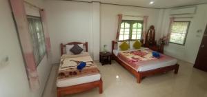 เตียงในห้องที่ Happy Lagoon Bungalow