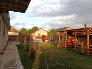 un patio trasero con una valla y una casa en Casa Body_Adda en Corbu