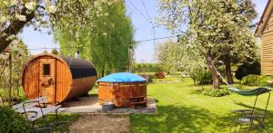 una pequeña cabaña de madera con un barco en un patio en Agroturystyka u Pruszyńskich, en Mońki