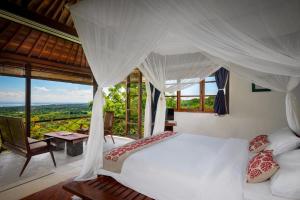 En eller flere senger på et rom på Canang Sari Uluwatu Villas Bali
