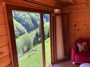 a window in a cabin with a view of a mountain at Ayder Şelale Apart in Ayder Yaylasi