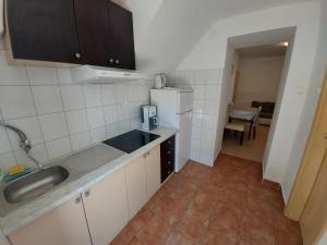 Η κουζίνα ή μικρή κουζίνα στο Apartments Marija 2 +2 φωτογραφίες