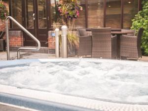 Bazén v ubytování Cottons Hotel and Spa nebo v jeho okolí