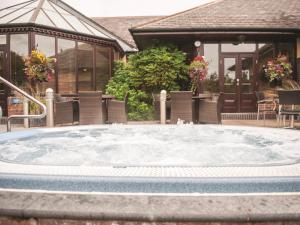 Bazén v ubytování Cottons Hotel and Spa nebo v jeho okolí