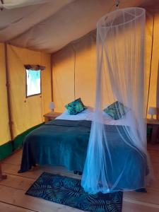 Krevet ili kreveti u jedinici u objektu Luxe safarilodgetent met boxspring bedden
