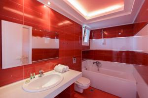 A bathroom at Hotel Apartments Panorama